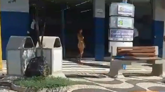 Mulher caminha sem roupa pelo centro de Osvaldo Cruz