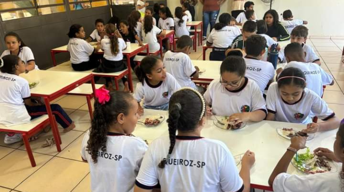 Queiroz oferece tradiconal churrasco aos alunos da rede municipal de ensino (Foto/Governo de Queiroz)